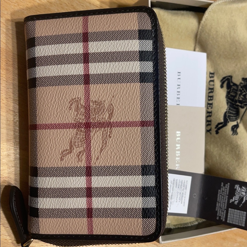 Burberry - Brand new medium zip around wallet organizer - Picture 2 of 9